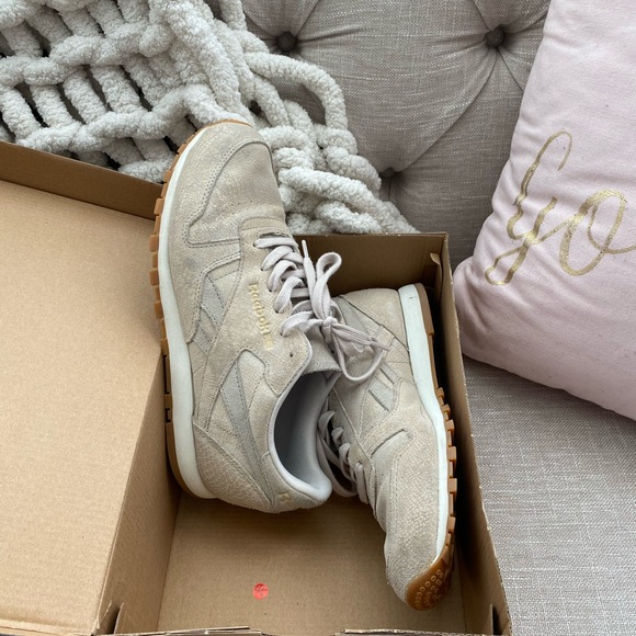 Women’s Reebok Classics - Picture 1 of 6